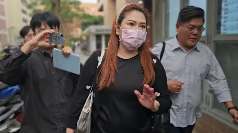    ▲薛楷莉辯稱，存入女兒帳戶的494萬元來自母親借她的現金，有簽借據為證。（圖／記者劉松霖攝）  