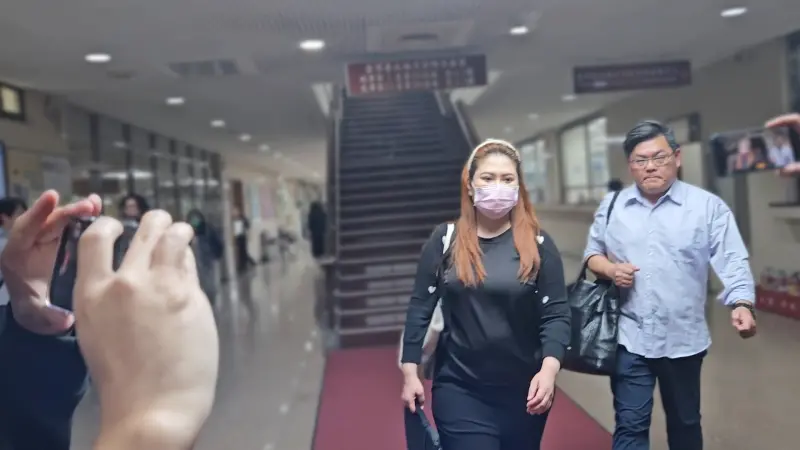    ▲薛楷莉說與邱姓富商的對話紀錄中她沒反駁420萬元是因為社工曾建議不要激怒對方，所以她不敢質疑。（圖／記者劉松霖攝）  