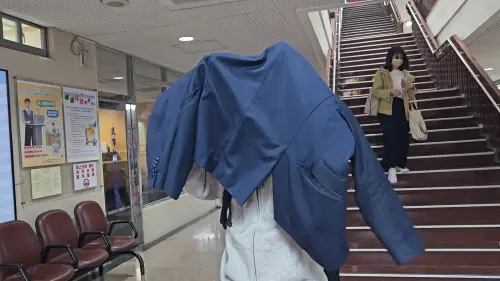 ▲薛楷莉的前男友邱姓富商每次出庭遇媒體堵訪，都以外套從頭蓋下遮住整張臉並保持沉默。（圖／記者劉松霖攝）