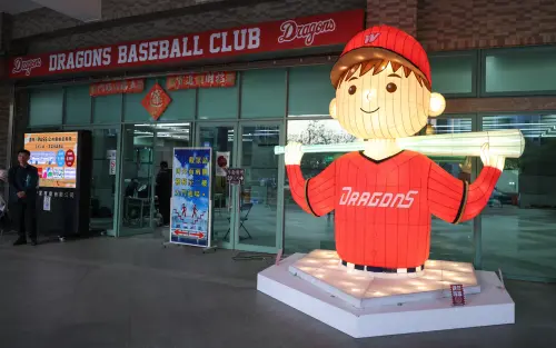 ▲味全龍「奔龍而上」燈組進駐斗六球場，成為球場新亮點。（圖／味全龍提供）