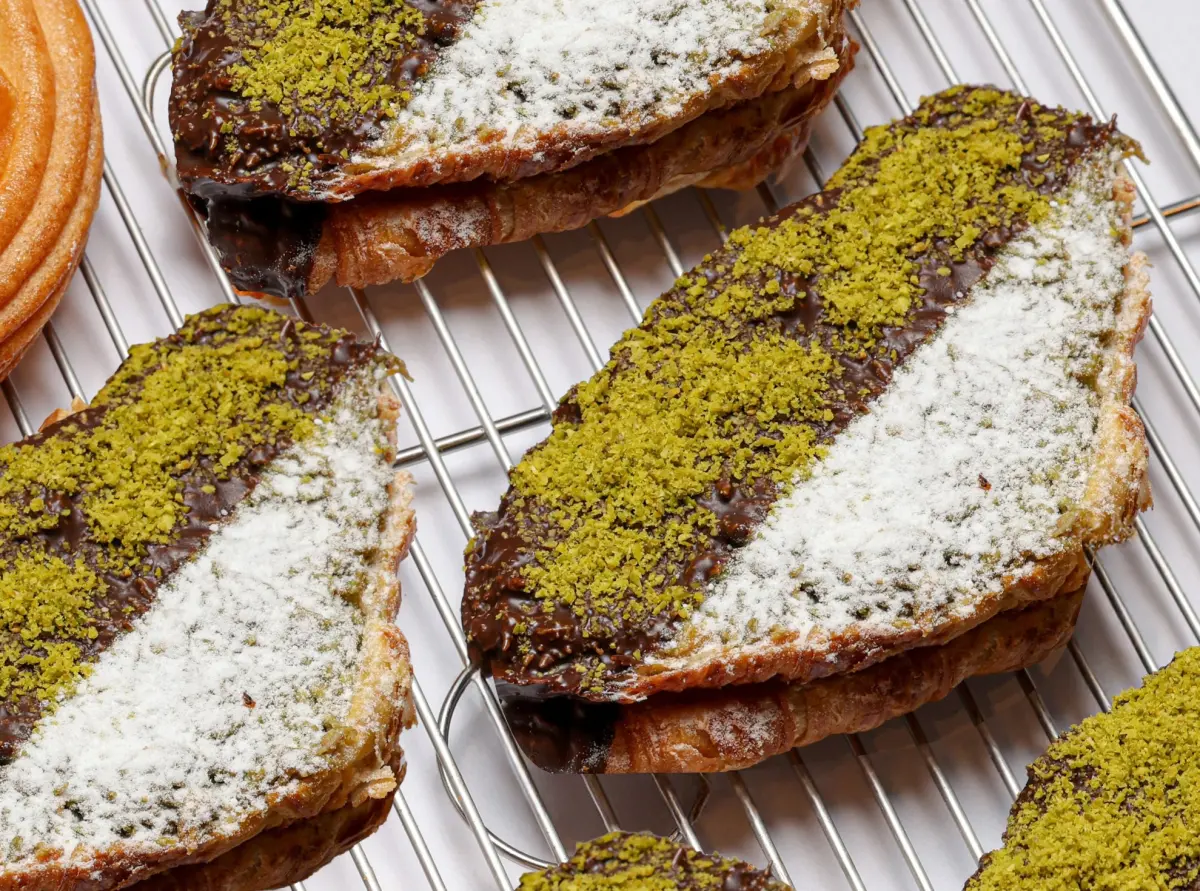 ▲杜拜巧克力風潮席捲全球，晶華酒店也有一款「杜拜巧克力可頌」，是邀請韓國首爾名店「Teddy Beurre House」進駐的快閃店的主打商品，近日也大賣。（圖／晶華酒店提供 www.regenttaiwan.com）