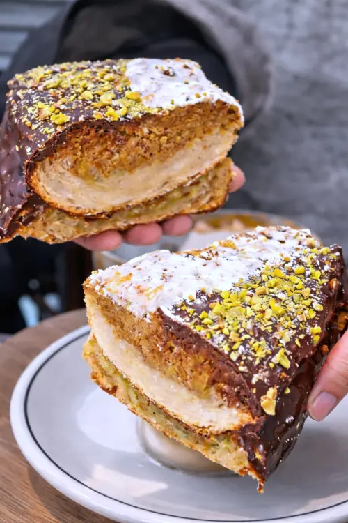 ▲Teddy Beurre House的杜拜巧克力可頌對切後，是滿滿的卡達伊夫的開心果內餡。（圖／晶華酒店提供）