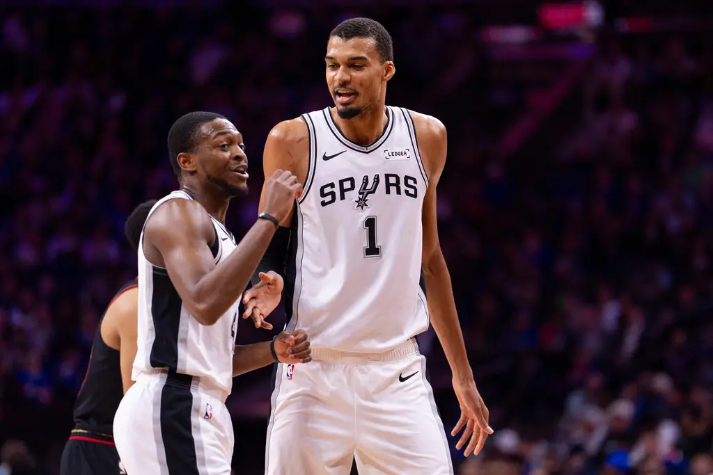 ▲聖安東尼奧馬刺近9場拿下8勝，目前距離西區龍頭奧克拉荷馬雷霆僅剩3場勝差，在昨（18）日大勝沙加緬度國王後，馬刺後衛福克斯（De Aaron Fox）盛讚文班亞馬（Victor Wembanyama）的競爭意識。（圖／美聯社／達志影像）