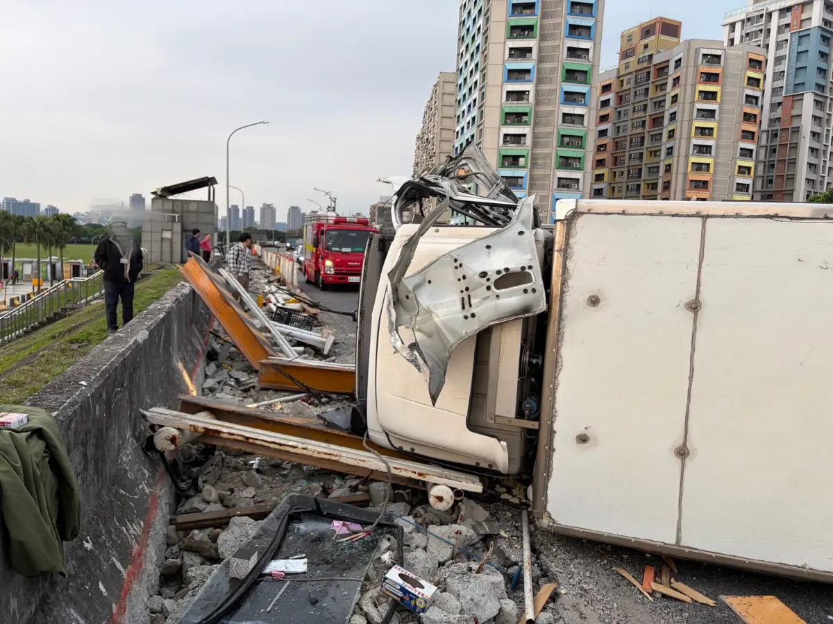 ▲水源快速道路今（19日）上午一輛小貨車自撞護欄後，整輛翻覆在道路上。（圖／警方提供）