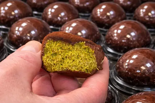 ▲台南遠東香格里拉品香坊「杜拜巧克力Q餅」，Q軟外層包覆開心果與卡達伊夫（Kataifi）酥絲內餡。（圖／台南遠東香格里拉提供）