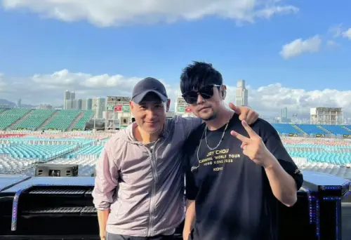 ▲周杰倫（右）即將推出的新專輯《太陽之子》，原是張學友（左）賜名，他的幸運能量獲得歌神認證，張學友當時還送上芒果展現對他的欣賞之情。（圖／摘自微博）