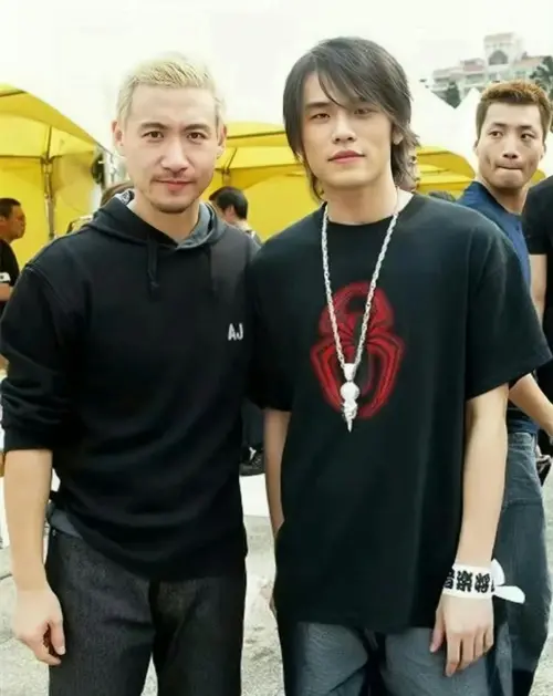 ▲周杰倫（右）20年前和張學友（左）合照，當時張學友金髮、有型，周杰倫則還有點青澀。（圖／摘自微博）