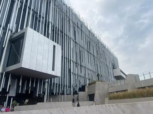 ▲新北市美術館於去年4月25日開館，5月遊客人數一度飆升至21萬，不過隨後熱度逐步降溫，12月跌至3.7萬，創下開館以來低點。（圖／記者賴禹妡攝）