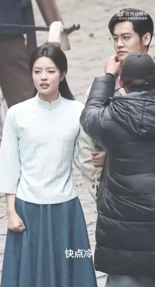 ▲徐若晗（左）因為天氣太冷，催促工作人員動作快點。（圖／翻攝自微博）