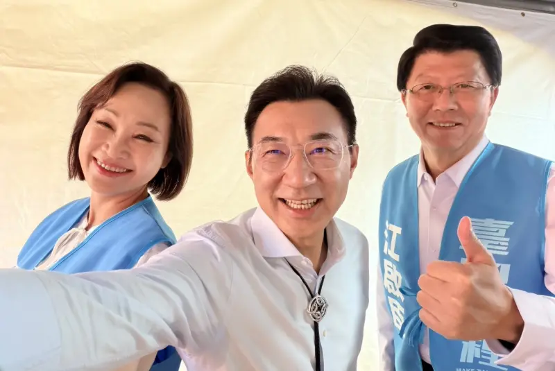   ▲台南謝龍介、高雄柯志恩上週六為江啟臣站台，台下忙著玩自拍。（圖／江啟臣提供，2026.03.19）  