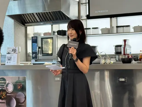 ▲北方友紀表示，希望透過這款新鍋子，讓料理不只是「煮熟」，而是能真正引出並凝縮食材原有的風味。（圖／記者張家瑋攝）