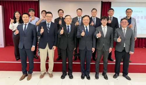 ▲檢察總長邢泰釗（前排左三）認為，國安洩密案件如何開放閱卷、公開裁判書，現行程序規定都嚴重不足，國安司法程序的制度化和修法已有迫切的需要。（圖／檢察官協會提供）