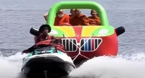 泰國僧侶搭香蕉船掀爭議！宗教朝聖變水上娛樂挨批失了分寸
