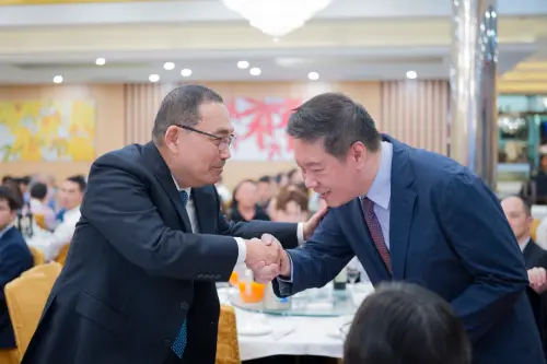 侯友宜訪布里斯本人氣旺！自拍超強引現場驚呼連連
