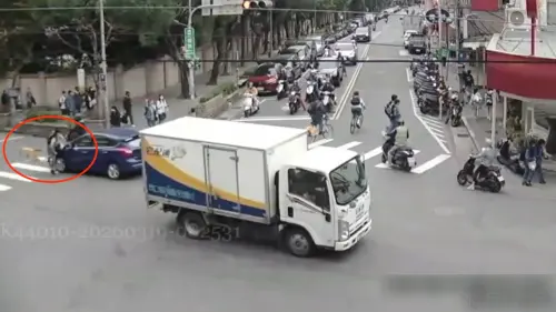 放學騎Ubike「切西瓜」出事！新北國中生遭撞噴飛　恐怖瞬間被拍
