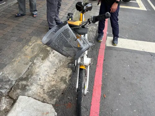 ▲YouBike的置物籃幾乎被撞爛，若李姓國中生違規屬實後續恐遭到開罰。（圖／警方提供）