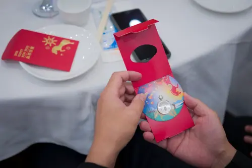 ▲新北市長致贈布里斯本僑胞小馬紅包。（圖／翻攝畫面）