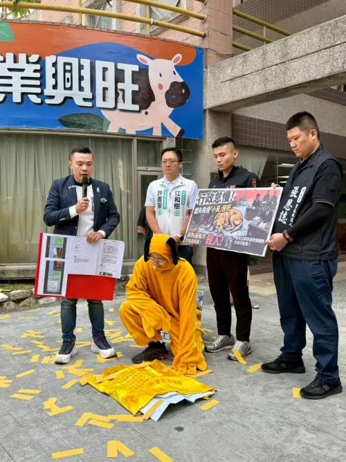 ▲江和樹與愛狗人士帶著幼犬屍體到台中市保處灑冥紙。（圖／江和樹提供，2026.03.19）