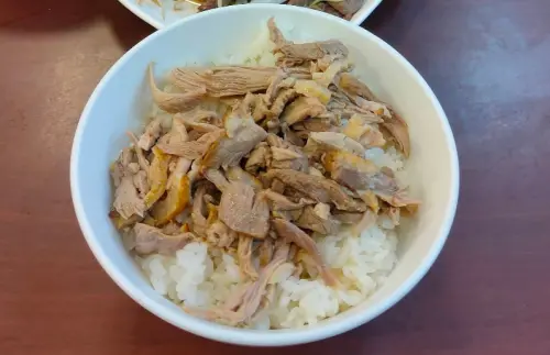 ▲一名自稱是女學生母親的網友出面表示，女兒之所以要3張衛生紙，僅是因為鴨肉飯較油膩，而學校抽屜衛生紙剛好用完，希望店家能提供，不方便也沒關係。（圖／翻攝Google評價）