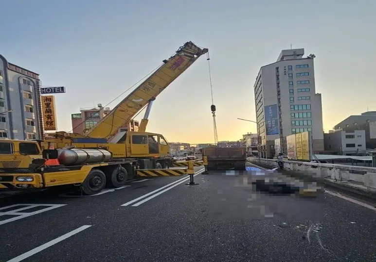 ▲台南東區中華東路陸橋昨（18日）發生死亡車禍。（圖／台南市消防局提供）