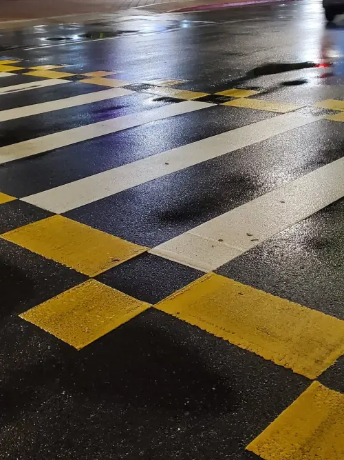 ▲台北市早在2020年6月起試辦「彩色標記行人穿越道線」，目前持續推廣超過695處路口。（圖／取自路上觀察學院）