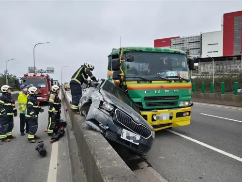 快訊／台61觀音段恐怖車禍！轎車遭夾擊卡護欄　女駕駛命危送醫
