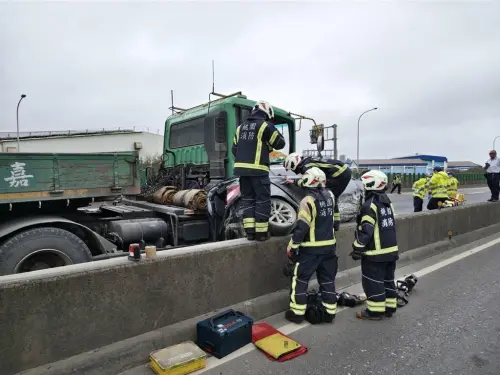 痛失英才！「清大女助理教授」台61遇車禍　卡聯結車、護欄間慘死
