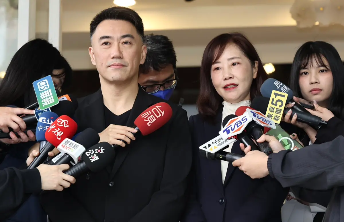 ▲林沛祥與尹乃菁受訪強調，黨團與黨中央對軍購立場一致。（圖／朱永強攝，2026.03.19）