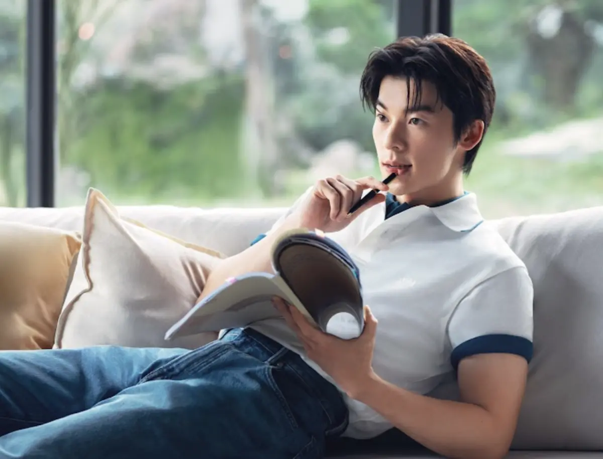 ▲許光漢夏日穿搭最新帥照曝光，清新魅力十足，青春少年感滿滿，網友大驚：「這哥已35？」（圖／UNIQLO提供）　