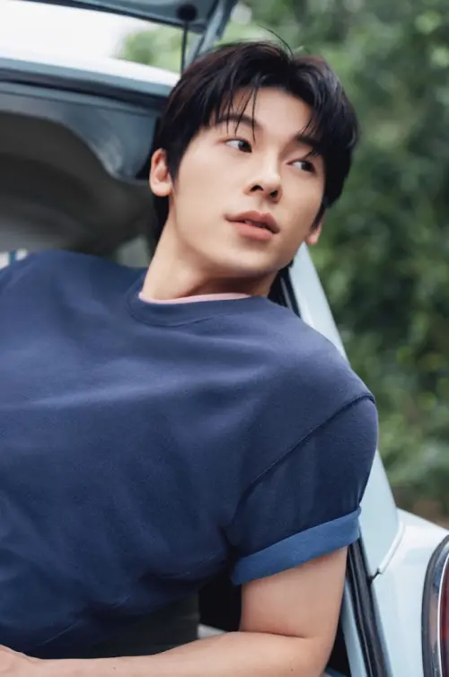 ▲許光漢最新的夏日穿搭帥照出爐，再度成為網友話題焦點。（圖／UNIQLO提供）　