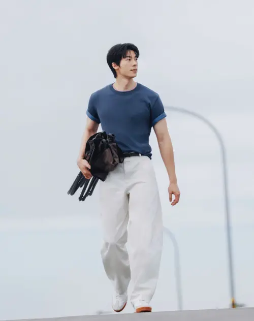 ▲許光漢的穿搭服飾又將引起全民模仿熱潮。（圖／UNIQLO提供）　