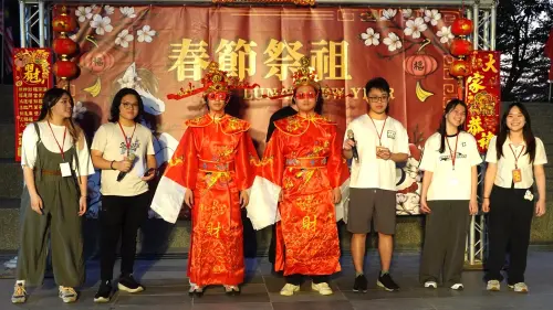 ▲二位來自日本同學扮演財神爺並上台合唱「恭喜發財」帶動氣氛。（圖／樹德科大提供）