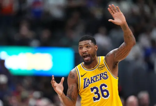 ▲湖人後衛史馬特（Marcus Smart）今日繳出5分2抄截、正負值高達正7的全隊第二高成績單，在雙核光環之外默默撐起湖人最關鍵的防守體系，是這場七連勝背後最被低估也最不可或缺的無名英雄。（圖／美聯社／達志影像）