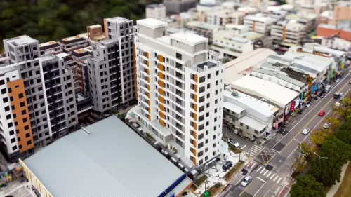 ▲苗栗首座中央社宅「明駝好室」全新完工，首季釋出 107 戶招租 。搭配 2026 年最新「手足共居」放寬資格，讓在地打拚的年輕人能輕鬆合租、分擔壓力 。（圖／國家住都中心提供）