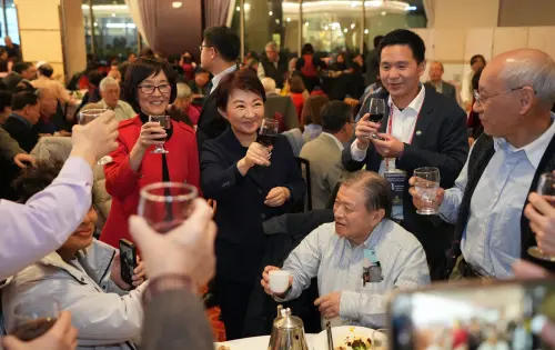 ▲盧秀燕逐桌向僑團敬酒致意。（圖／台中市政府提供，2026.03.19）