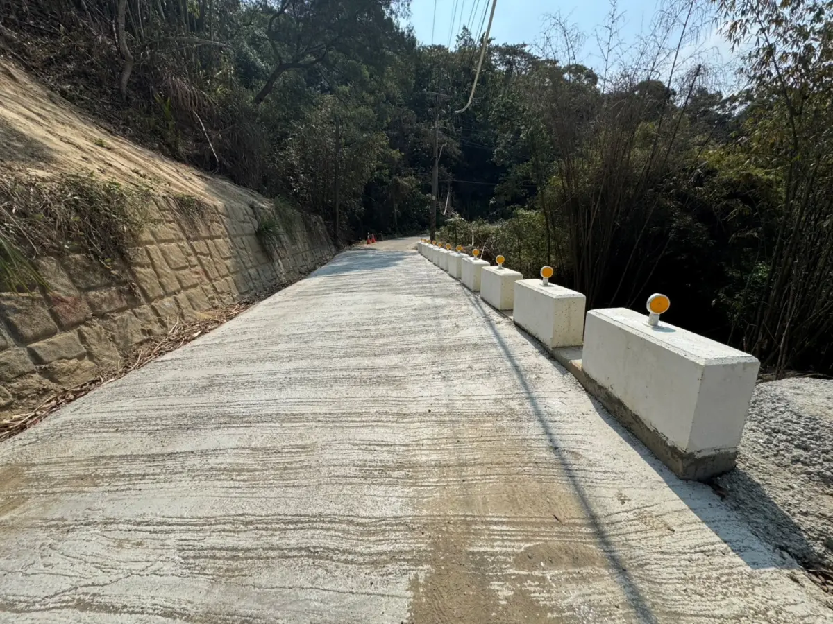 ▲農路增設塊狀護欄與反光導標提升山區用路人行車安全(圖／民政局提供2026.3.19)