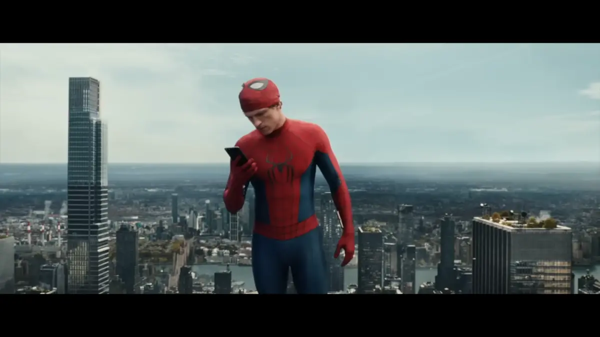 ▲《蜘蛛人：重生日》首支預告片曝光，預告一開始就看到彼得．帕克滑手機，外媒推測應該是三星Galaxy Z Flip ，但使用方式連外媒都忍不住直呼「別學他」。（圖／翻攝預告影片）