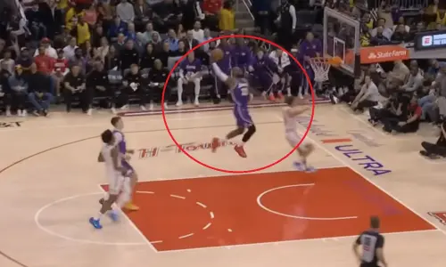 影／這人41歲？詹姆斯「罰球線一步」起飛爆扣　布朗尼嚇到跳起來