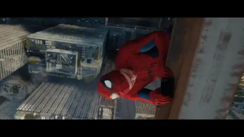 ▲影片裡彼得把已經展開的摺疊機內螢幕直接朝下放在鏽蝕金屬表面，還幾乎把身體重量壓上去，對摺疊手機風險相當大。（圖／翻攝預告影片）