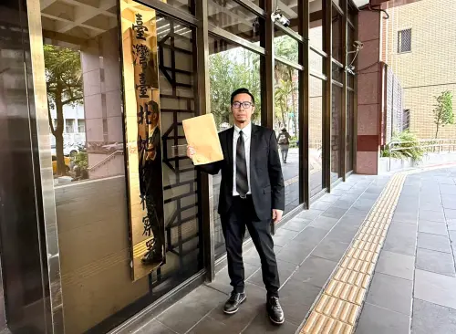 ▲中工委請律師前往地檢署遞狀告發，指控鄭斯聰涉嫌違反證交法內線交易罪。（圖／中工提供）
