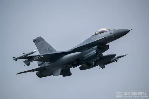 A ROCAF F-16 fighter jet carries air-to-air missiles during a flight operation. (MNA)