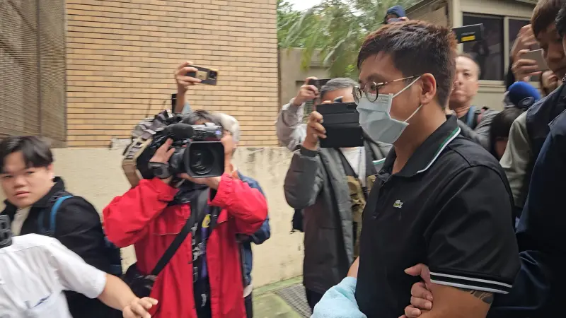    ▲「小崔拖吊」負責人崔博翔移送北檢時，媒體問他前往泰國是否計畫在當地從事拖吊業，他並未回答。（圖／記者劉松霖攝）  