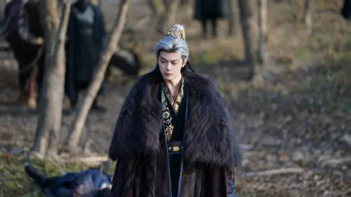 《逐玉》銀髮皇孫是誰？鄧凱痴戀孔雪兒漲粉50萬　高材生背景曝光