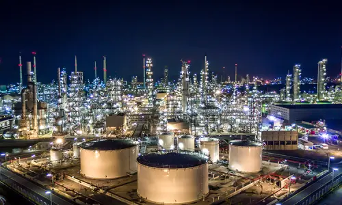 科威特煉油廠也被伊朗攻擊！布蘭特原油價格觸及每桶114美元
