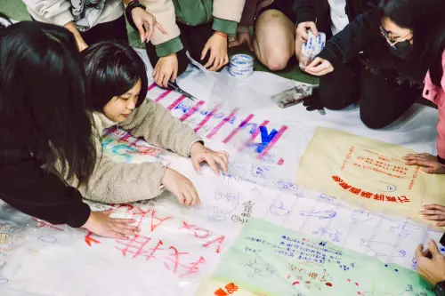 ▲新北市美術館透過工作坊邀請民眾參與創作，以回收塑膠袋進行繪製與拼貼，實踐藝術與環境永續的結合。（圖／新北文化局提供）