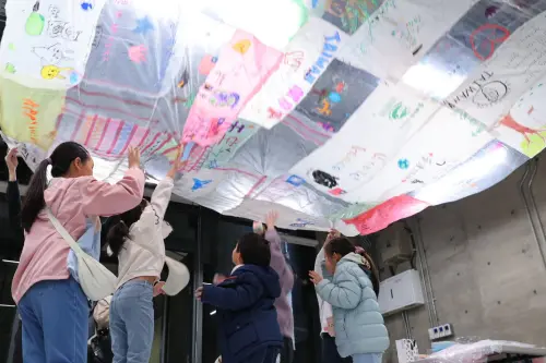 ▲民眾參與「太陽能飛行博物館」工作坊，完成的作品將於展覽中呈現。（圖／新北文化局提供）