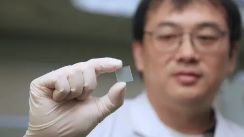 ▲中山光電系副教授李炫錫手持研發出的新型奈米光觸媒材料樣本。（圖／中山大學提供）