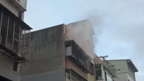 ▲受困屋內的一名87歲婦人當場失去呼吸心跳，緊急送往醫院搶救中。（圖／警方提供）