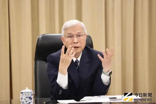 ▲央行總裁楊金龍掀牌了！認為建商抱 30% 毛利喊痛「沒人信」，促逐步讓利才是房市回溫關鍵。（圖／攝影中心）