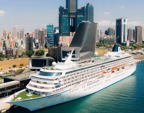 ▲水晶郵輪公司所屬水晶合韻號(Crystal Symphony)郵輪首航高雄港，泊靠高雄港旅運中心碼頭。(圖／高雄港務分公司提供)